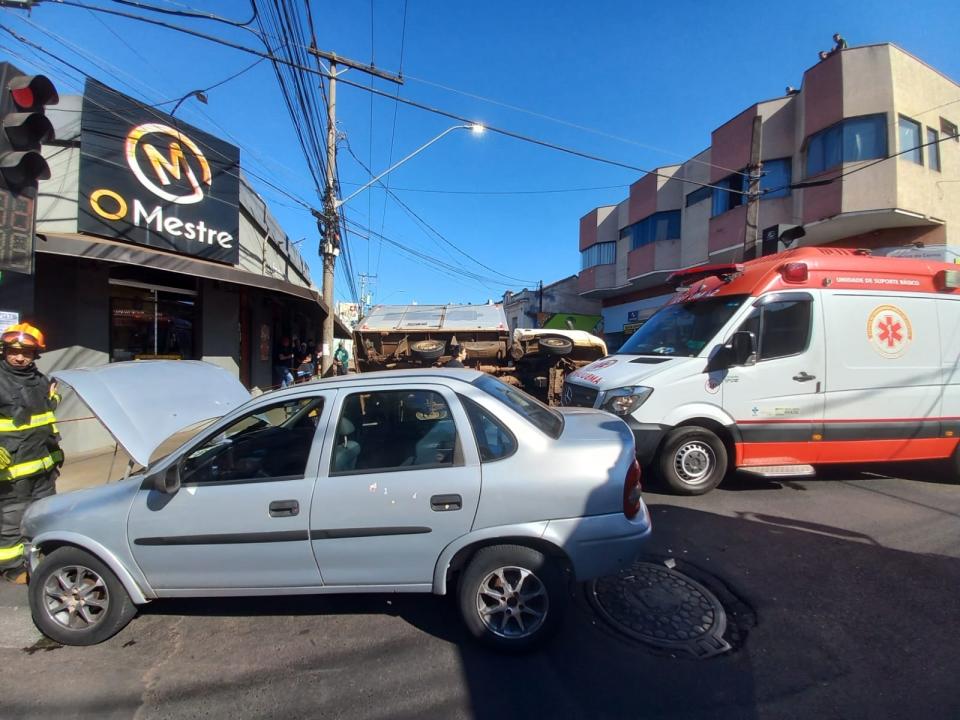 Foto 2 de 4 — Acidente: Caminhão tomba no centro de Araraquara; VEJA FOTOS